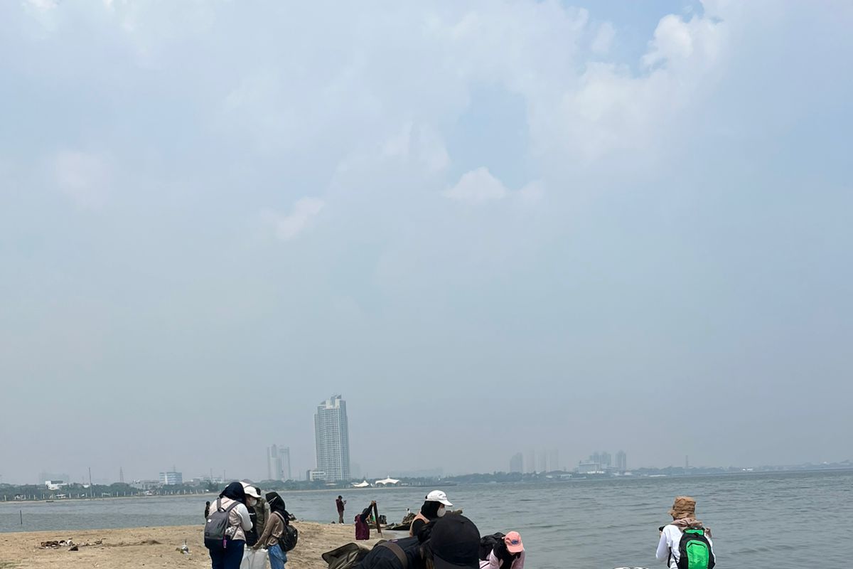 UI students remove trash from North Jakarta coast on World Cleanup Day