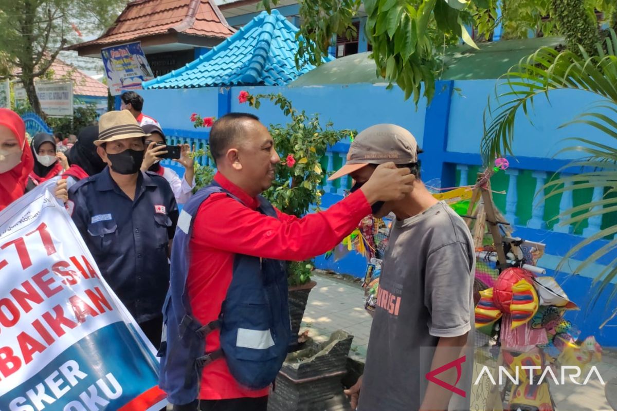 PMI OKU Sumsel bagikan ribuan masker pada warga cegah penyebaran COVID-19