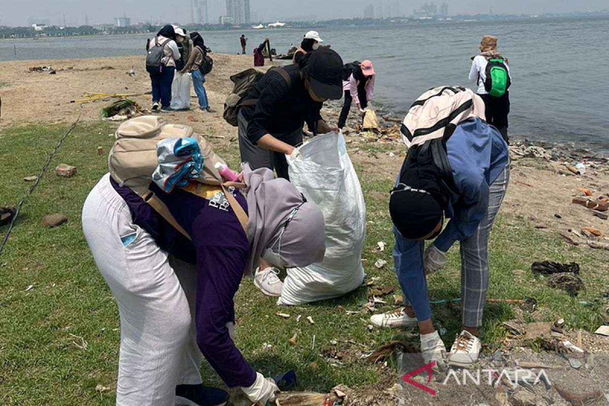 BEM UI kumpulkan sampah di pesisir pantai kawasan Jakarta Utara