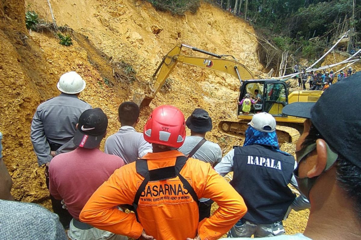 SAR: Lima korban tanah longsor Peti di Bengkayang meninggal