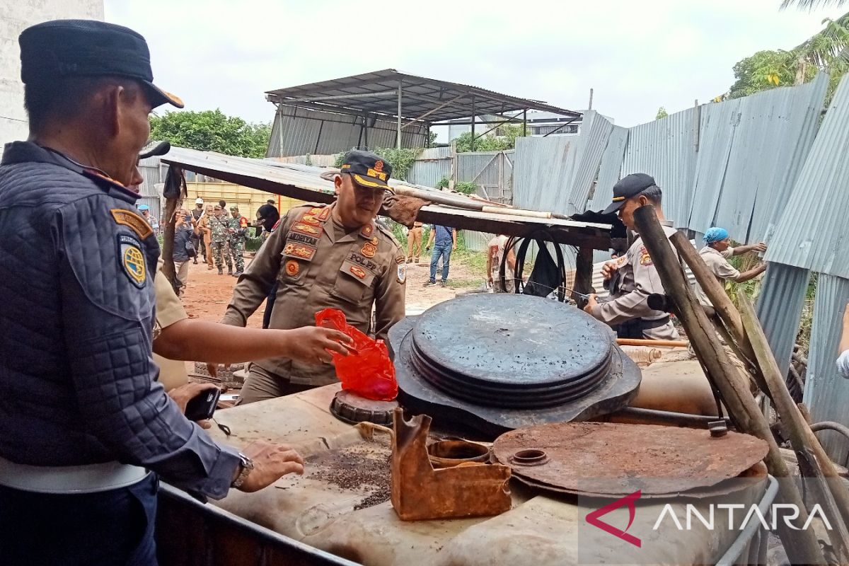 Pemkot Jambi bongkar gudang minyak ilegal