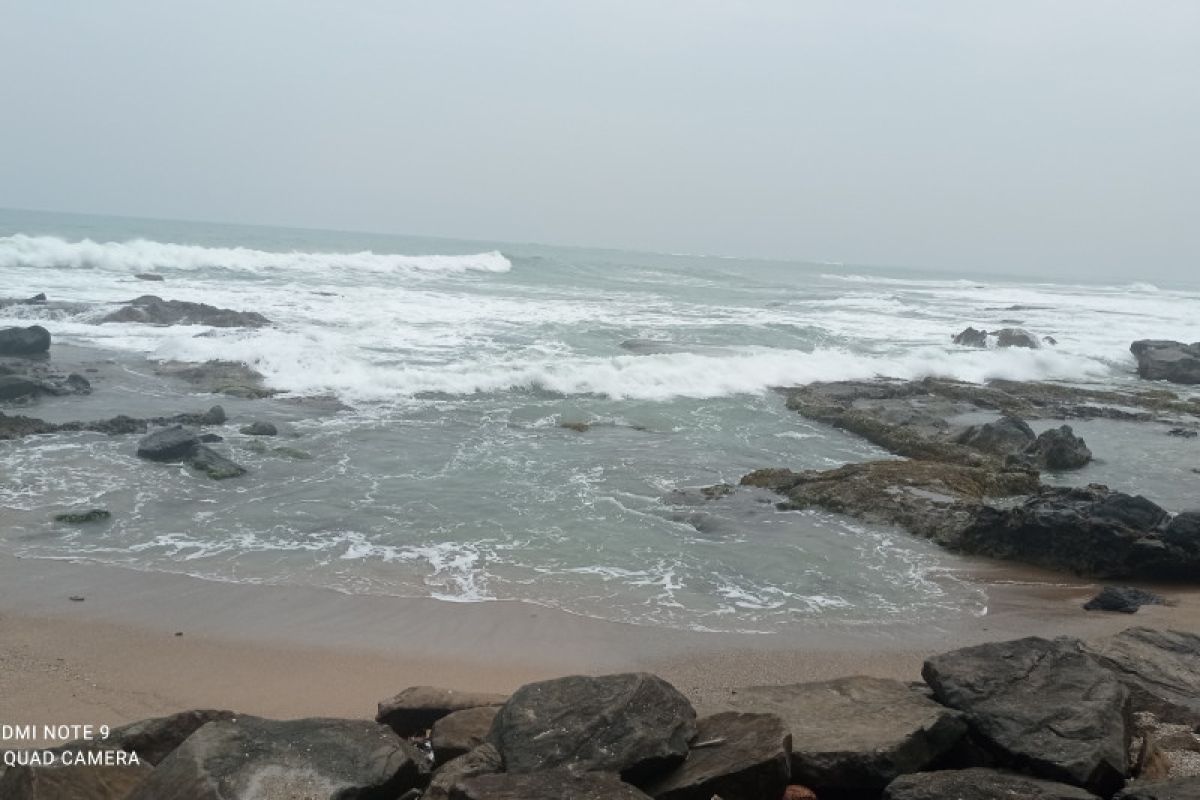 Cuaca buruk, wisatawan diimbau tidak berenang di pesisir selatan pantai Lebak