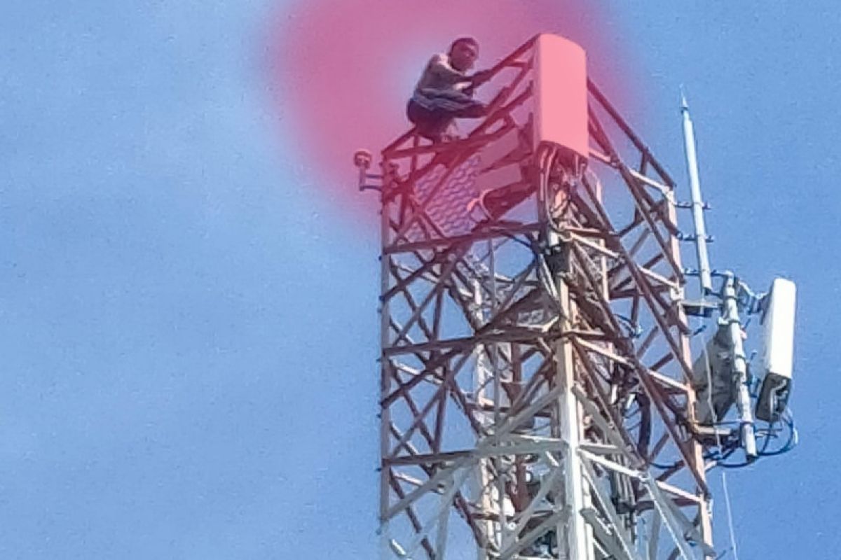 Detik-detik penyelamatan seorang pria Lombok Tengah berniat terjun dari tower