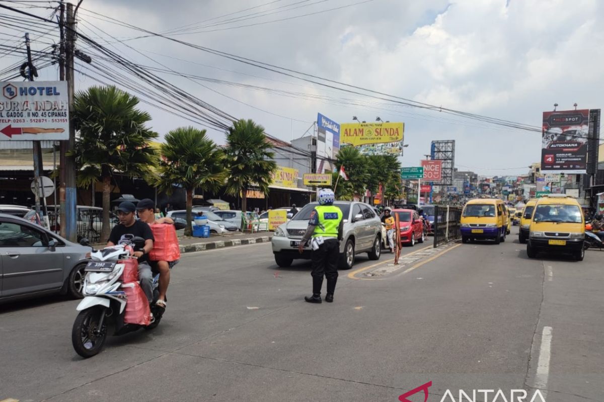 Polisi berlakukan sistem satu arah antisipasi macet di jalur Puncak