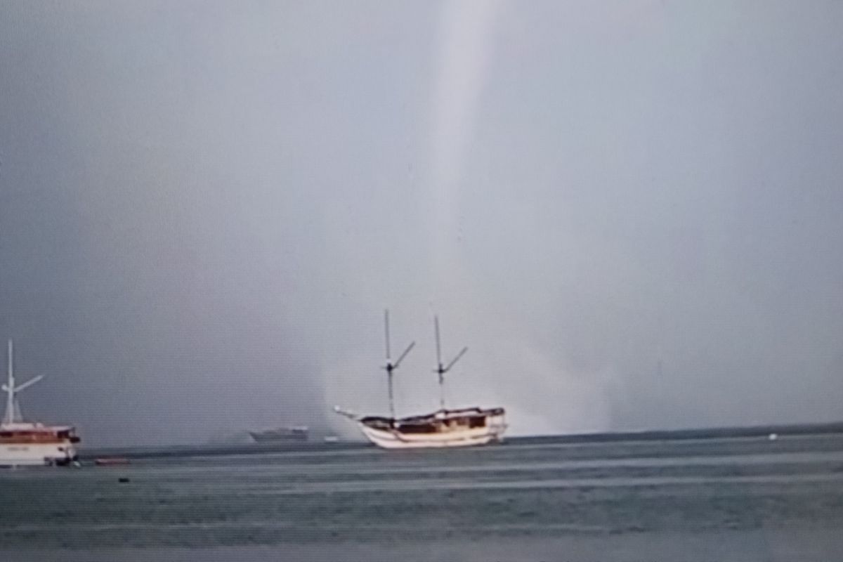 Fenomena Waterspout hebohkan Sorong