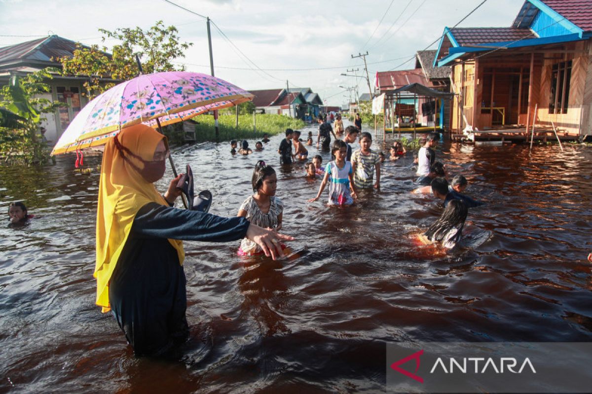 Banjir Merendam Permukiman Di Palangka Raya - ANTARA News