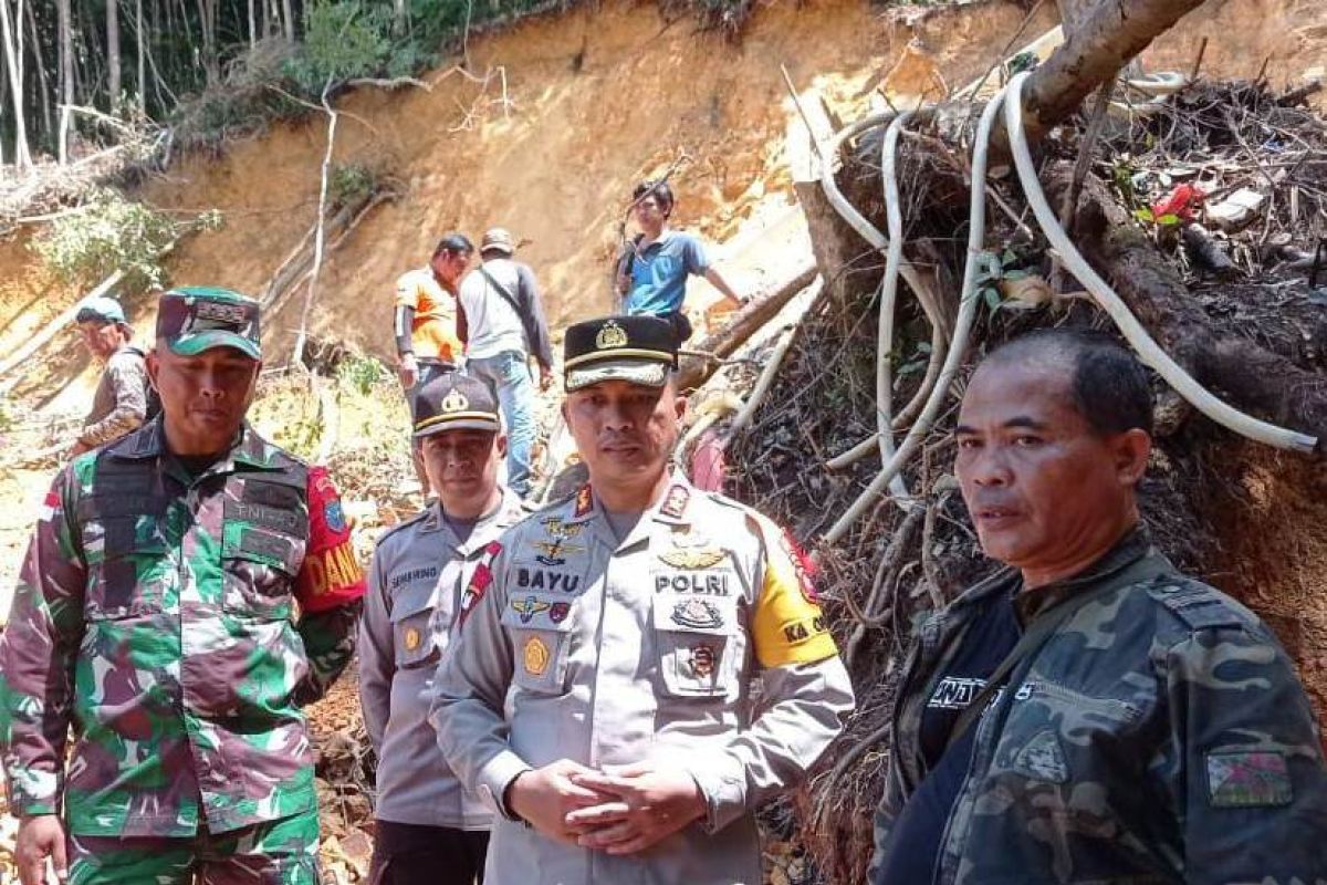 Puluhan personel Polres Bengkayang bantu evakuasi korban longsor PETI