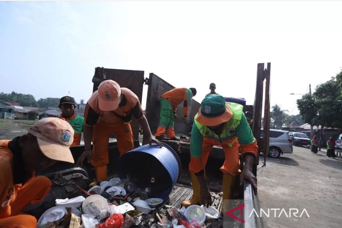 Pemkot Jaktim gelar kerja bakti massal di Cakung