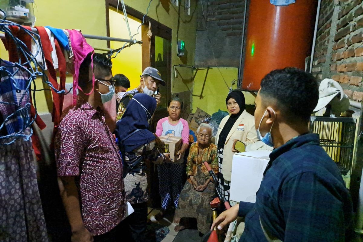 Dinsos Surabaya dampingi nenek yang disuruh mengemis anaknya