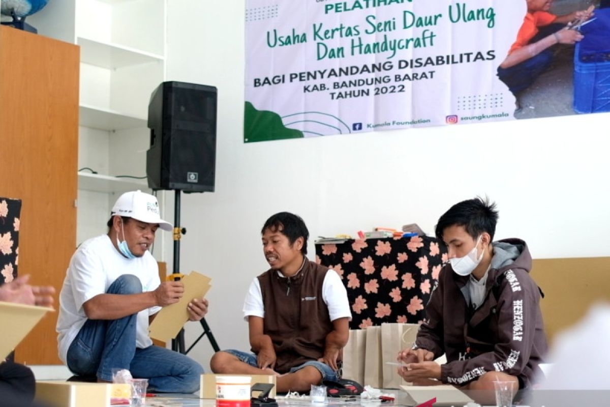 PLN Bersama Dinsos Bandung Gelar Pelatihan Handycraft dan Daur Ulang Kertas Bagi Kelompok Disabilitas
