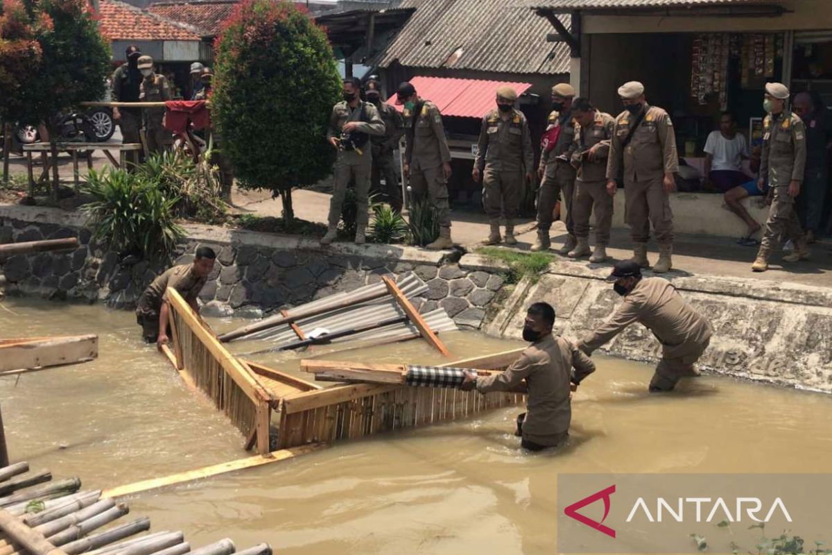 Satpol PP Bekasi bongkar puluhan bangunan liar di atas lahan irigasi