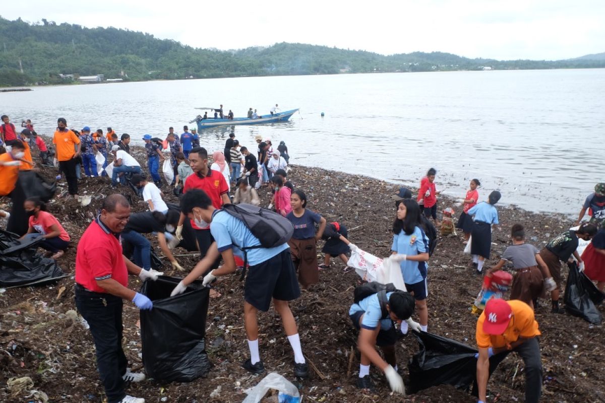 Komunitas lingkungan bersihkan 3.891 kg sampah di Pantai Passo Ambon, patut diapresiasi