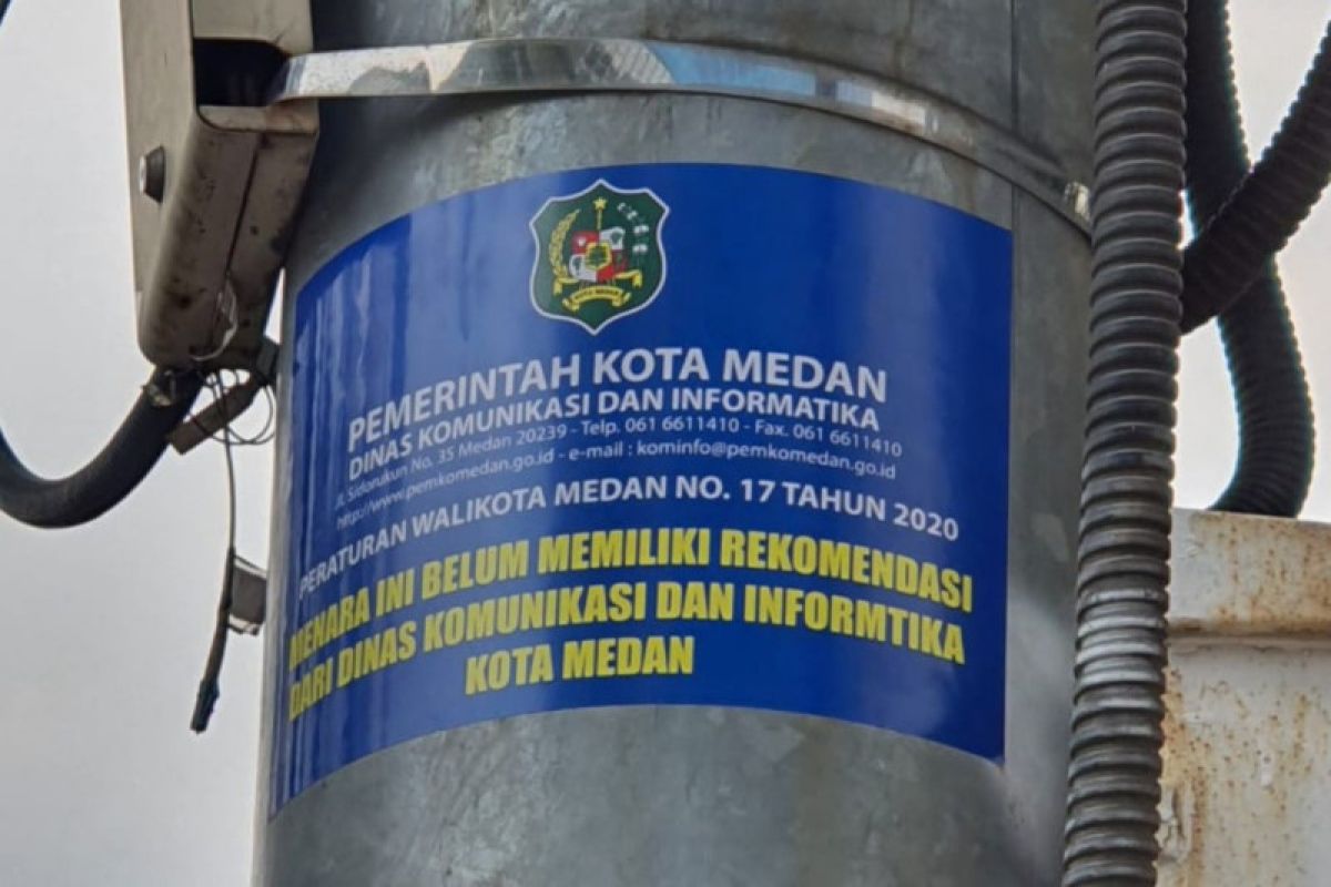 Diskominfo Medan tempel 39 stiker di tiang menara telekomunikasi