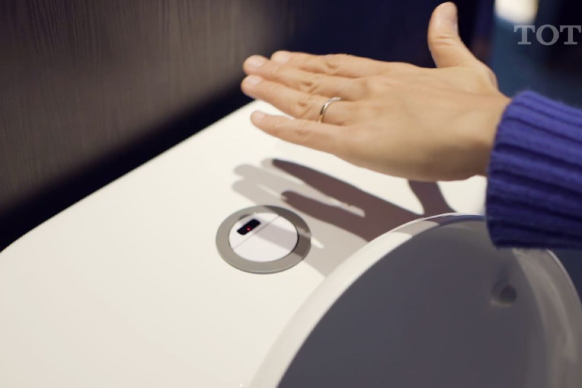 Teknologi nirsentuh "touchless flush" merambah kamar mandi