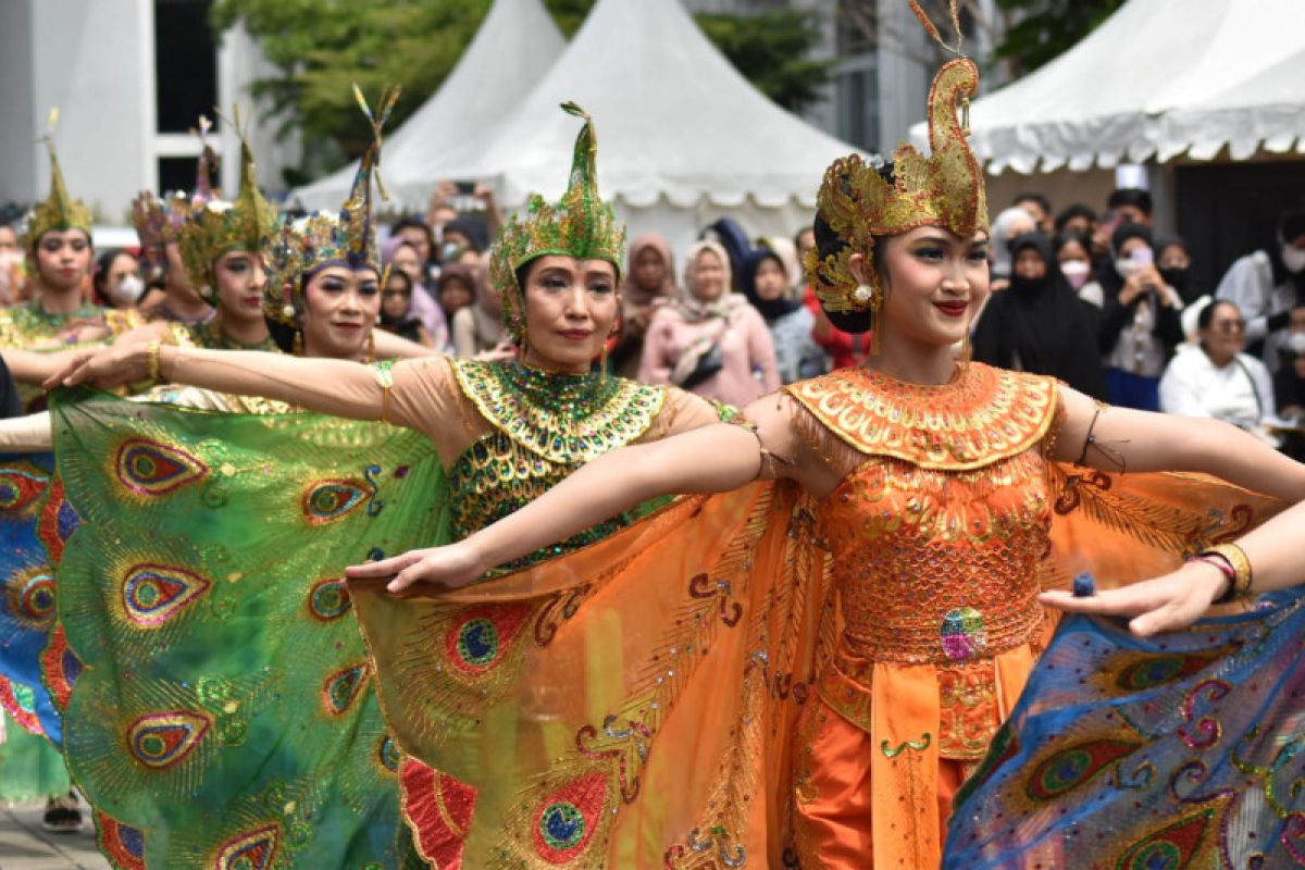 1.027 penari suguhkan Tari Merak kolosal di Gedung Sate Bandung