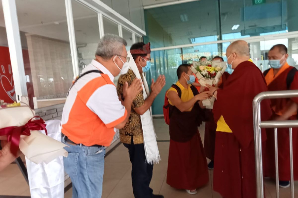 Biksu asal Bhutan melakukan  refleksi sejarah di Candi Muaro Jambi
