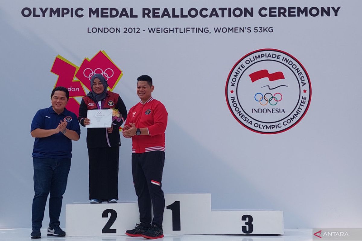 Mantan lifter Indonesia Citra Febrianti menangis bahagia setelah realokasi perak Olimpiade 2012