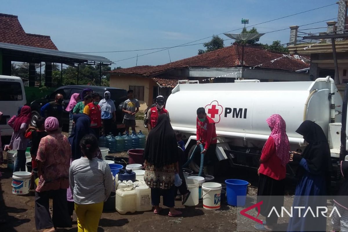 PMI Sukabuimi siagakan truk tangki air bersih antisipasi kekeringan pada kemarau