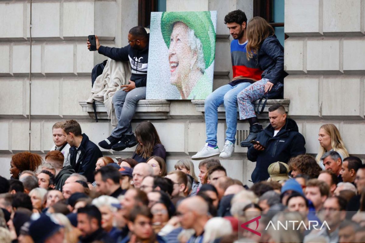 Ribuan orang bermalam di luar, menunggu pemakaman Ratu Elizabeth