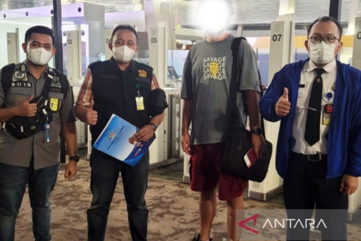 Petugas Imigrasi Palembang deportasi seorang warga negara Turki