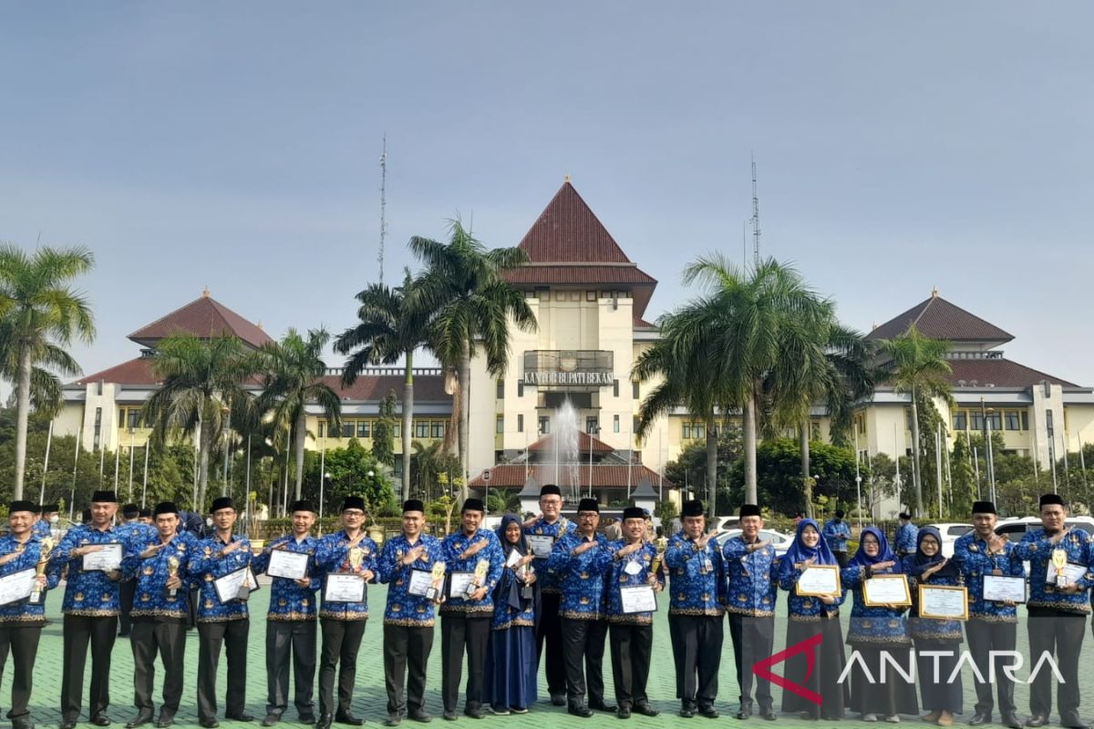 Pj Bupati Bekasi beri penghargaan 10 perangkat daerah dan 11 ASN inovatif