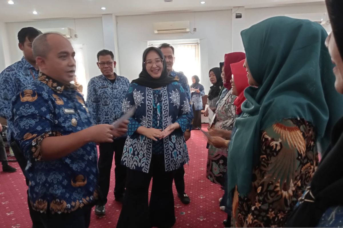 Wali Kota Pangkalpinang bagikan bantuan kepada PPKBD dan Sub PPKBD