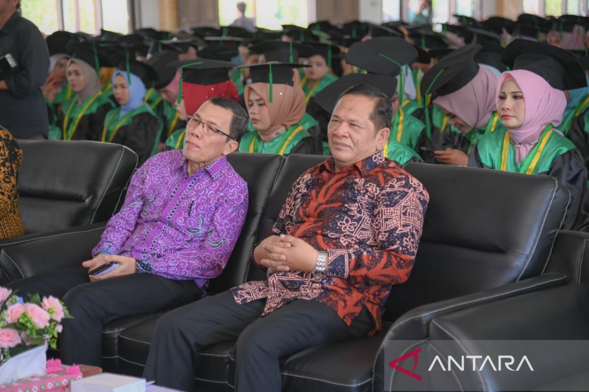 Wali kota berikan motivasi kepada wisudawan IPTS Padang Sidempuan