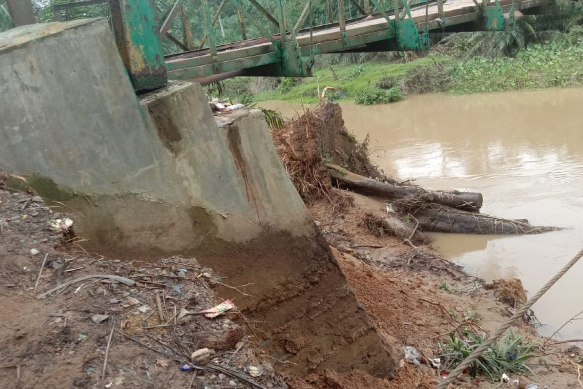 Sebanyak 434 KK di Bengkulu Utara terisolir akibat jembatan putus