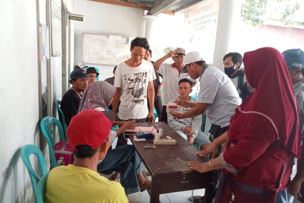 Ratusan warga Desa Puyung terima Program BPNT