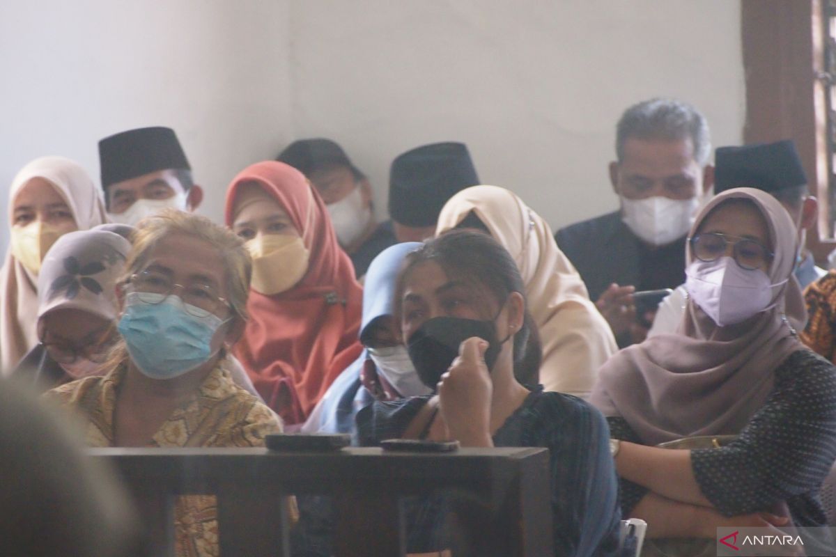 Emak-emak menangis haru saat Ade Yasin bacakan pledoi di Tipikor Bandung