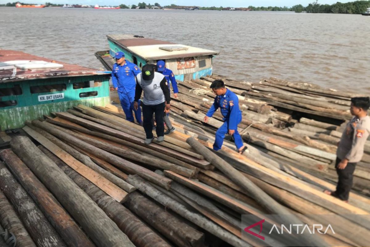 Ditpolairud limpahkan tersangka dan barang bukti ilegal logging ke Kejati Kalsel