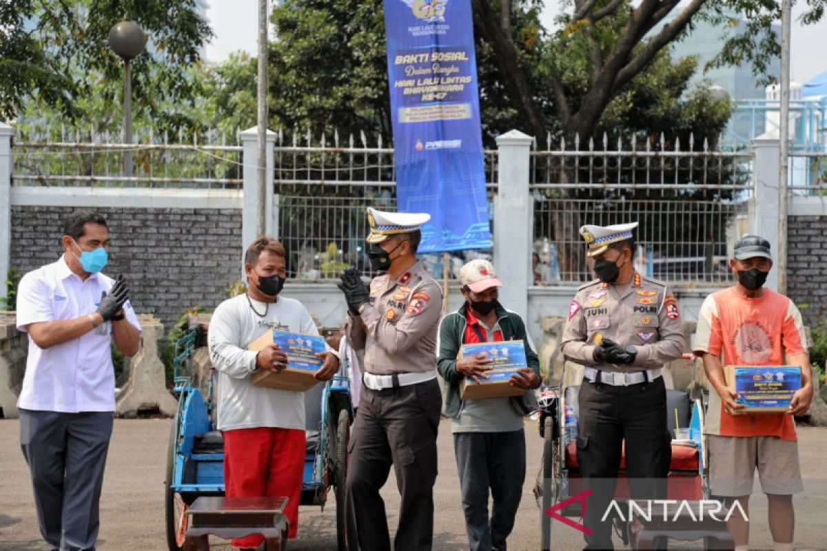 Korlantas Polri bagikan seribu paket sembako untuk penarik becak