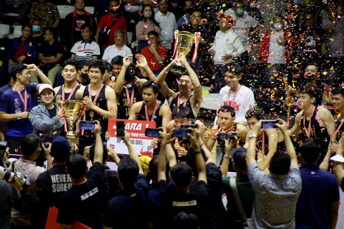 UPH Jakarta juarai tunamen bola basket perguruan tinggi