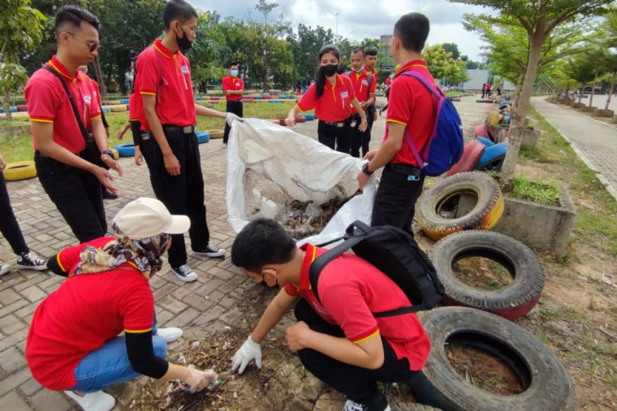 Rayakan World Cleanup Day, pasukan merah Alfamart ikut bersih-bersih sampah di Batam