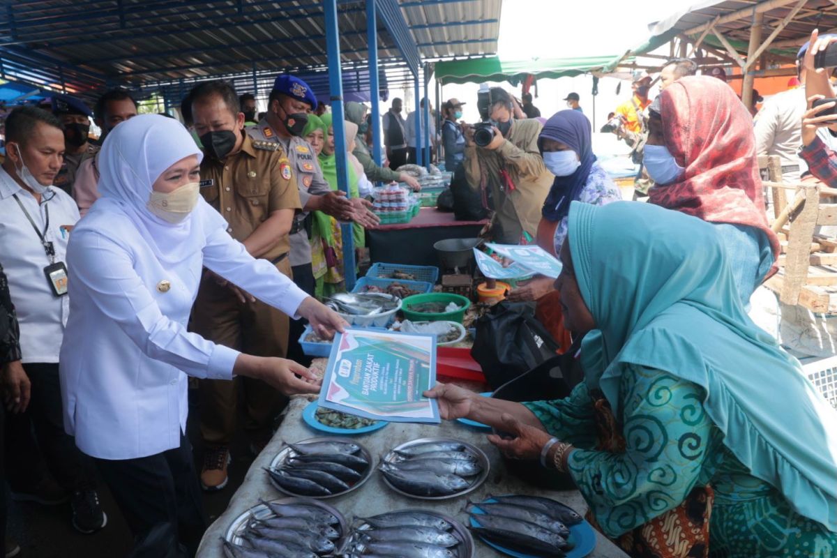 Khofifah blusukan salurkan bansos di kampung nelayan Puger