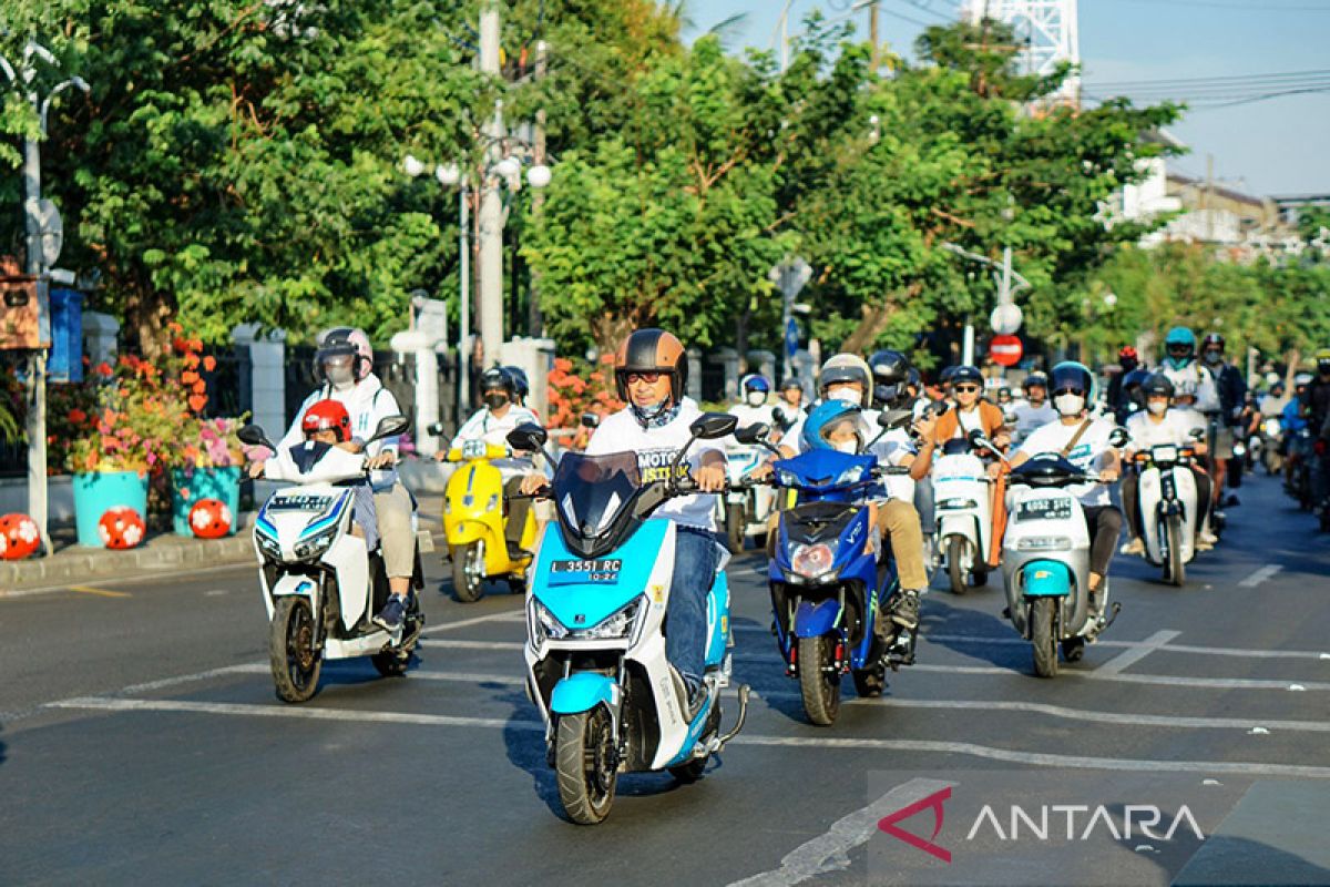 PLN kampanyekan kendaraan listrik di CFD Surabaya