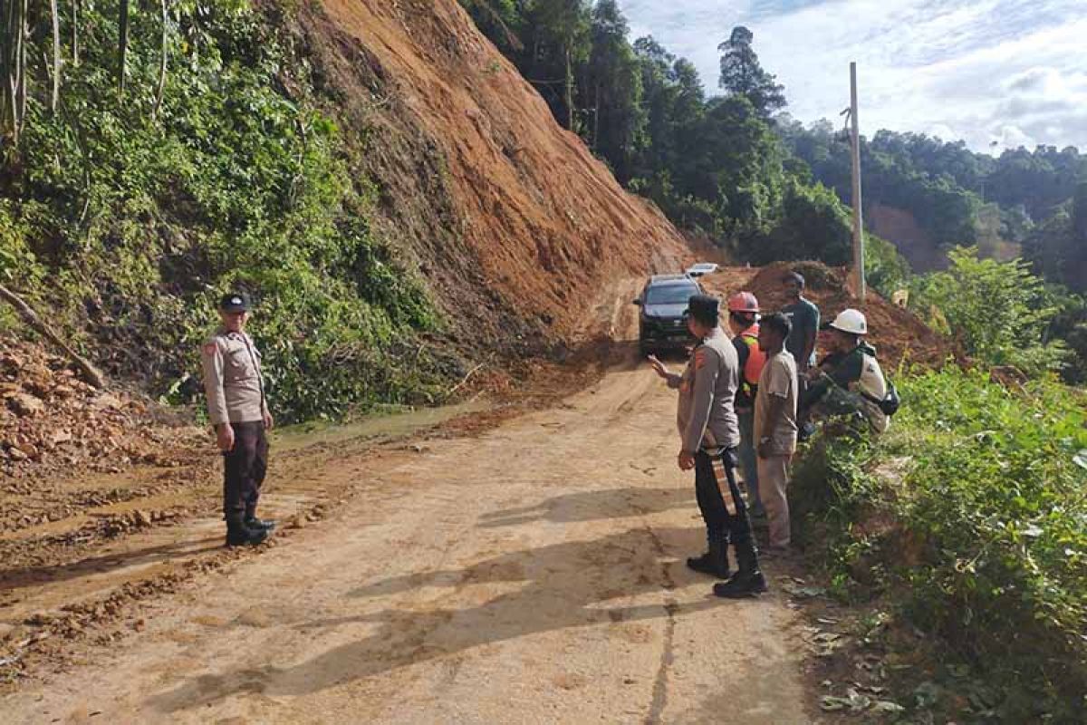 Jalan lintas Aceh Timur-Gayo Lues longsor