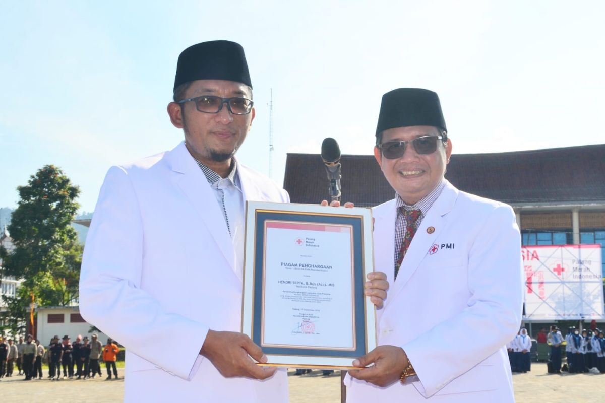 Wako Hendri Septa terima penghargaan dari PMI Kota Padang