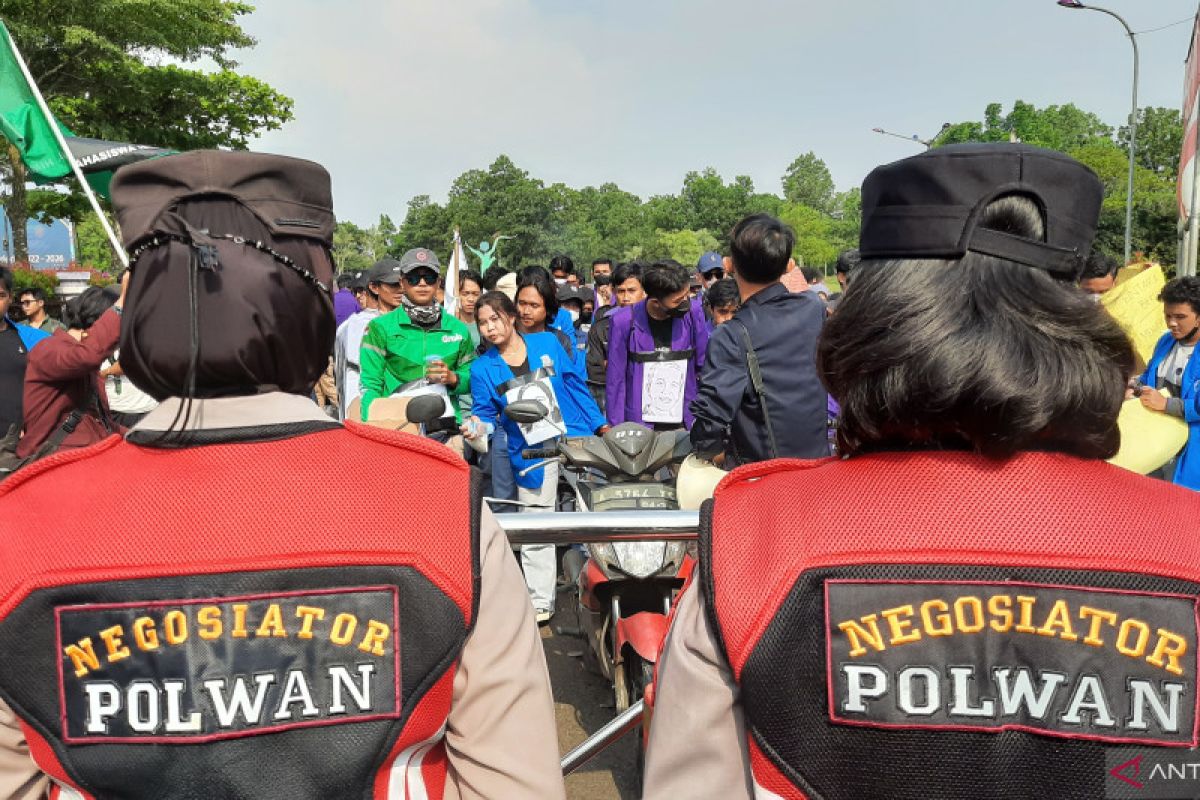 Mahasiswa berbagai perguruan tinggi di Tangerang unjukrasa tolak kenaikan BBM