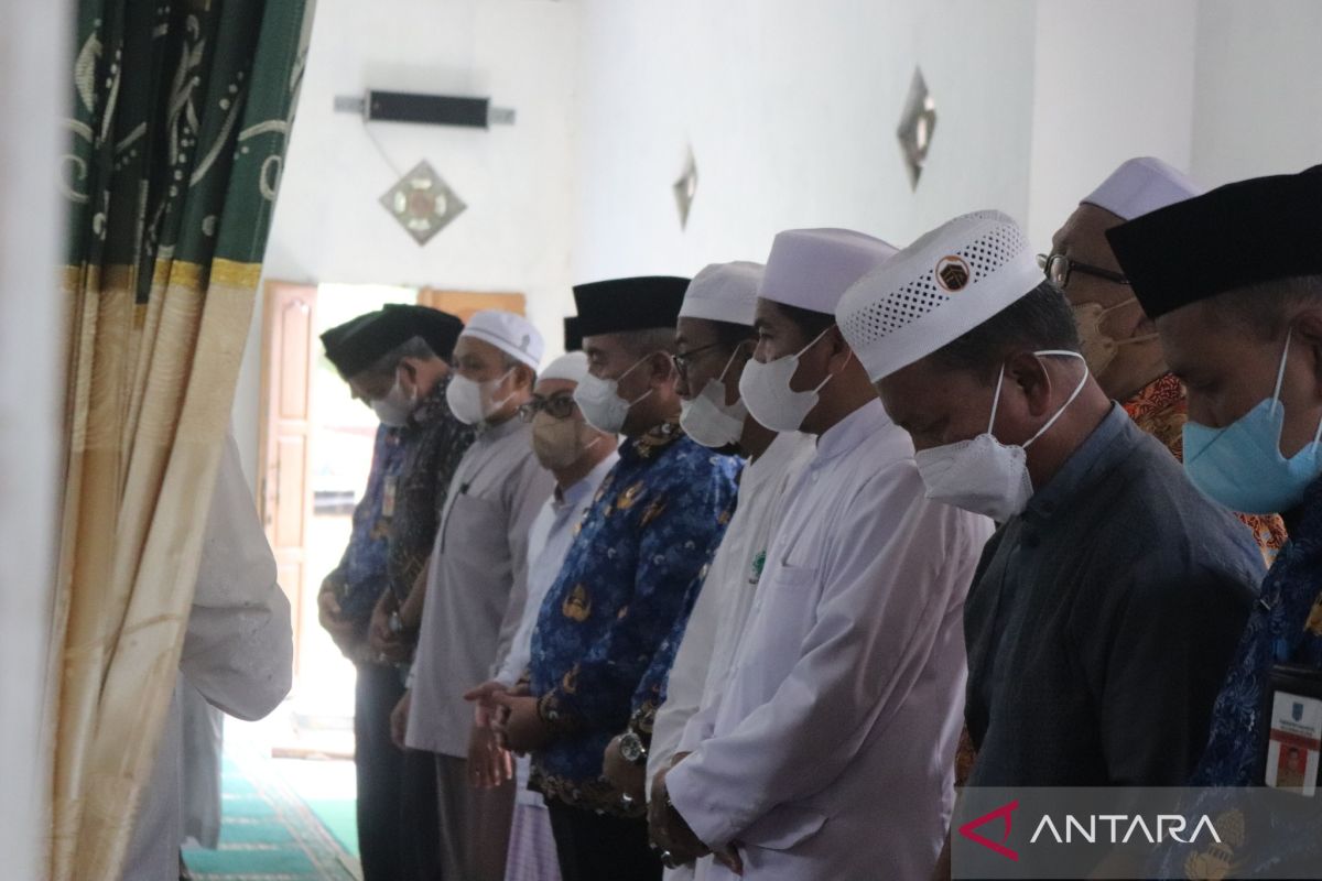 Bupati dan Jajaran Pemkab HSS hadiri pemakaman Almarhum Sasmi Rifani