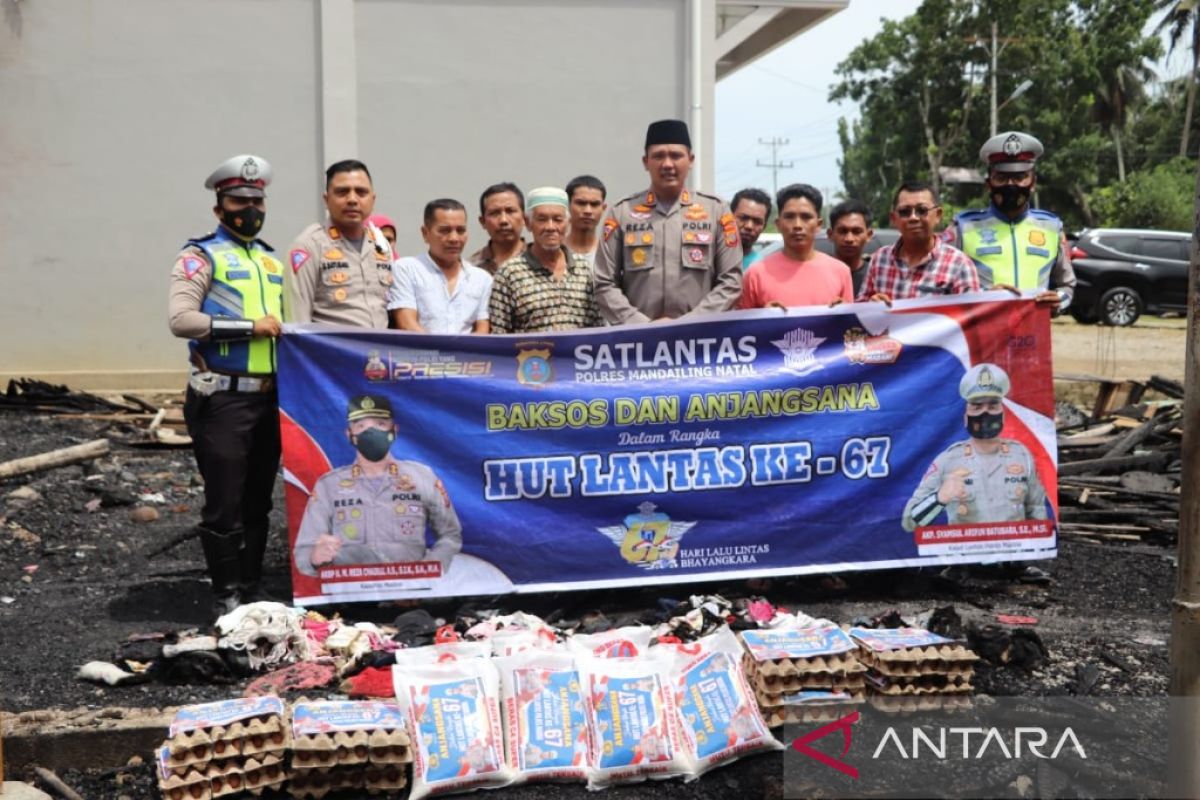 Kapolres Madina bantu korban kebakaran Lumban Pasir