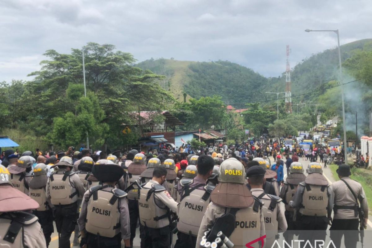 Aksi demo Save Gubernur Papua Lukas Enembe berjalan kondusif