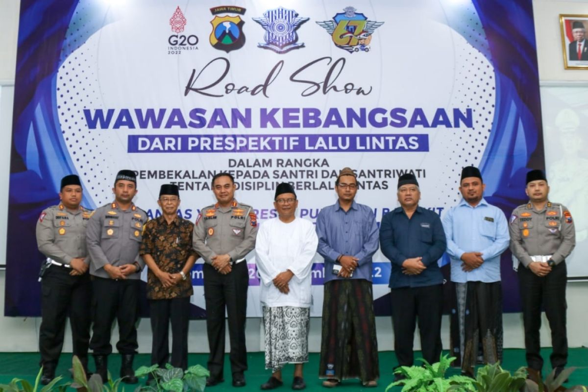 Polda Jatim edukasi etika berlalu lintas santri Ponpes Tebuireng