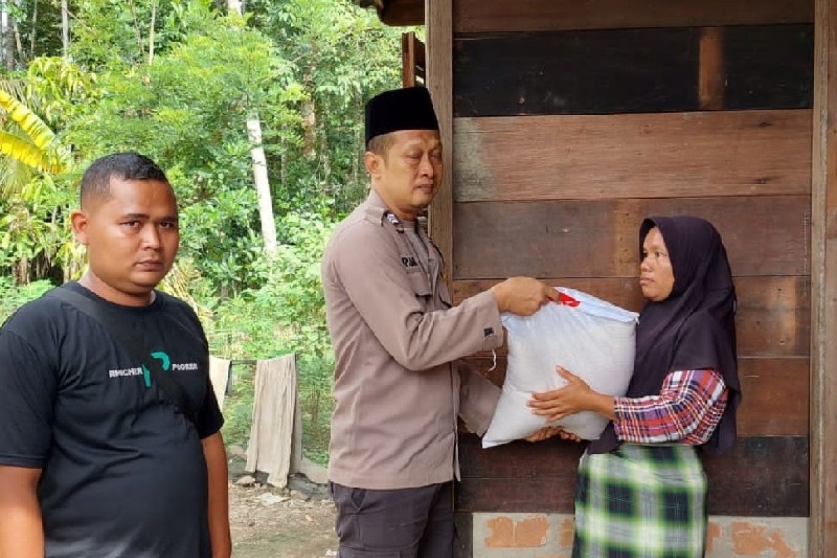 Bhabinkamtibmas Polsek Barumun serahkan bantuan beras kepada keluarga korban tertimpa pohon sawit