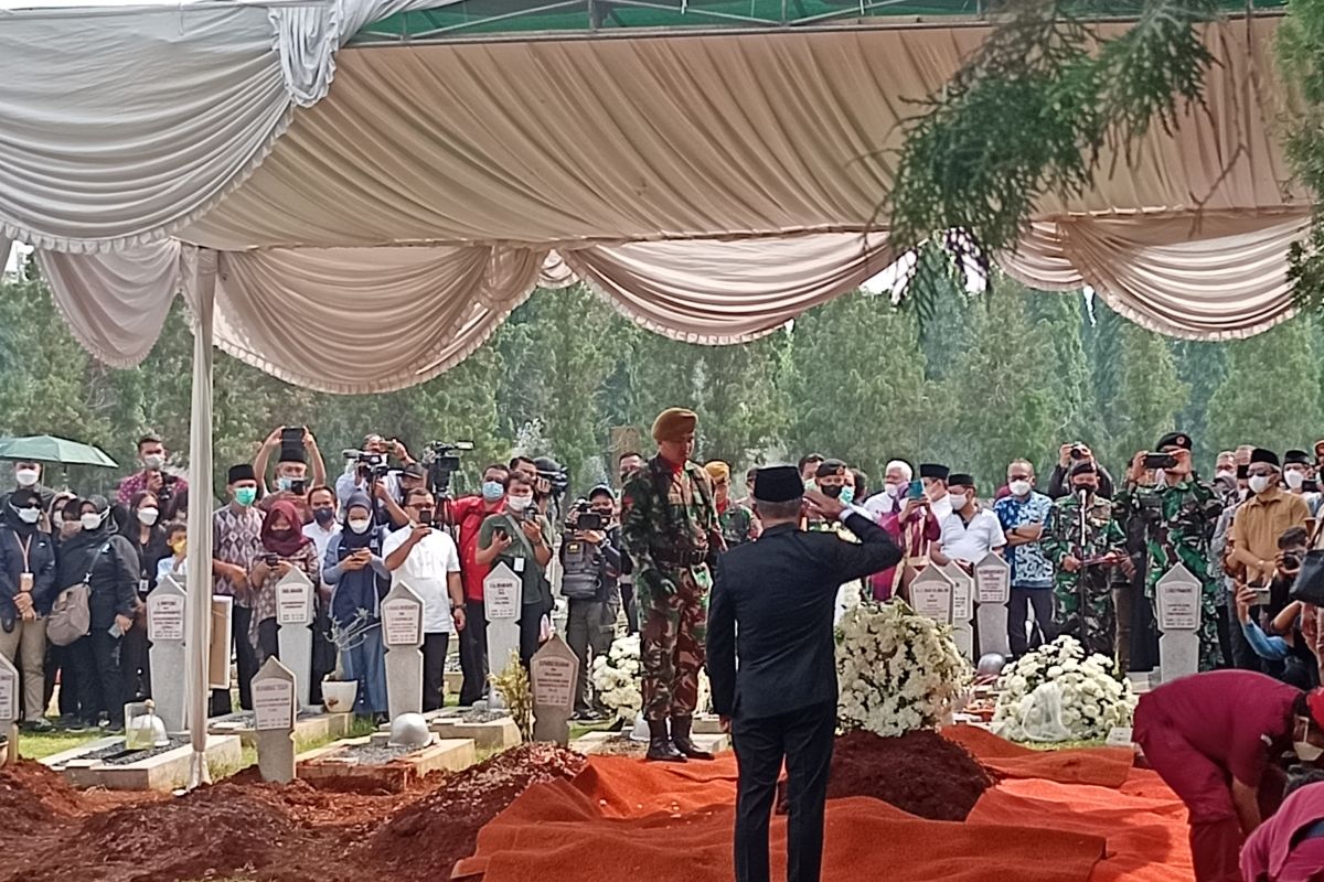 Azyumardi Azra buried at Kalibata Heroes Cemetery