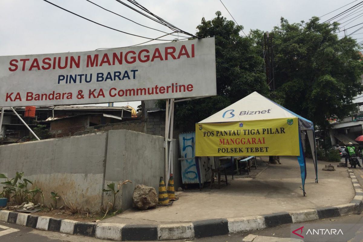 Kriminal kemarin, polisi tangkap penjual anak dan maling perhiasan