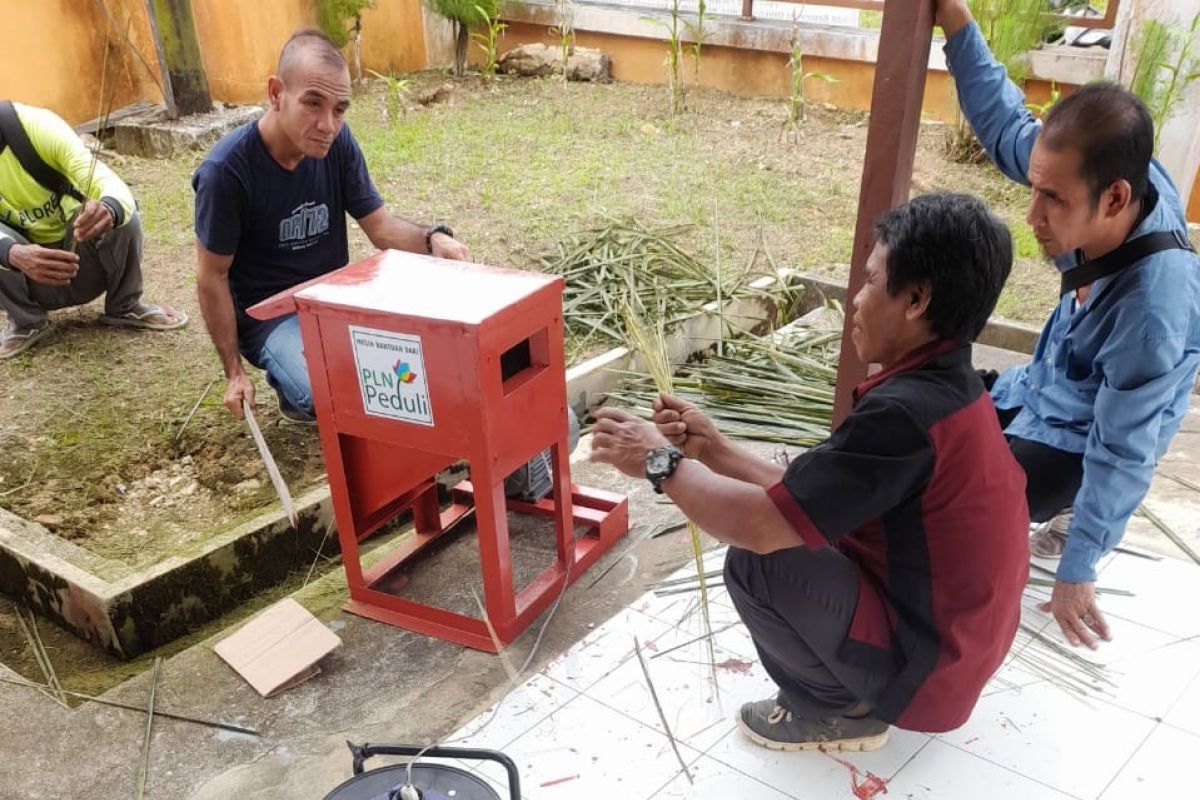 PLN bantu pengadaan mesin ubah limbah daun sawit jadi cuan