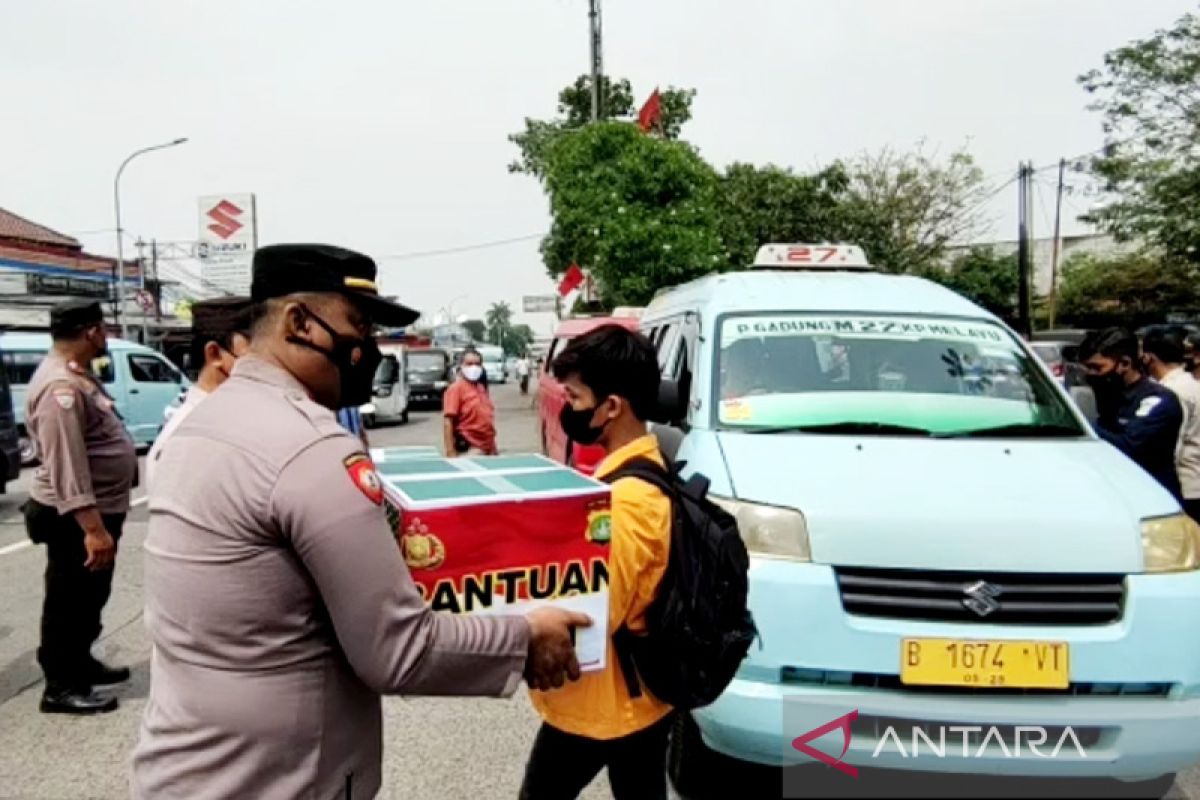 Polsek Pulogadung bagikan bantuan sembako di terminal