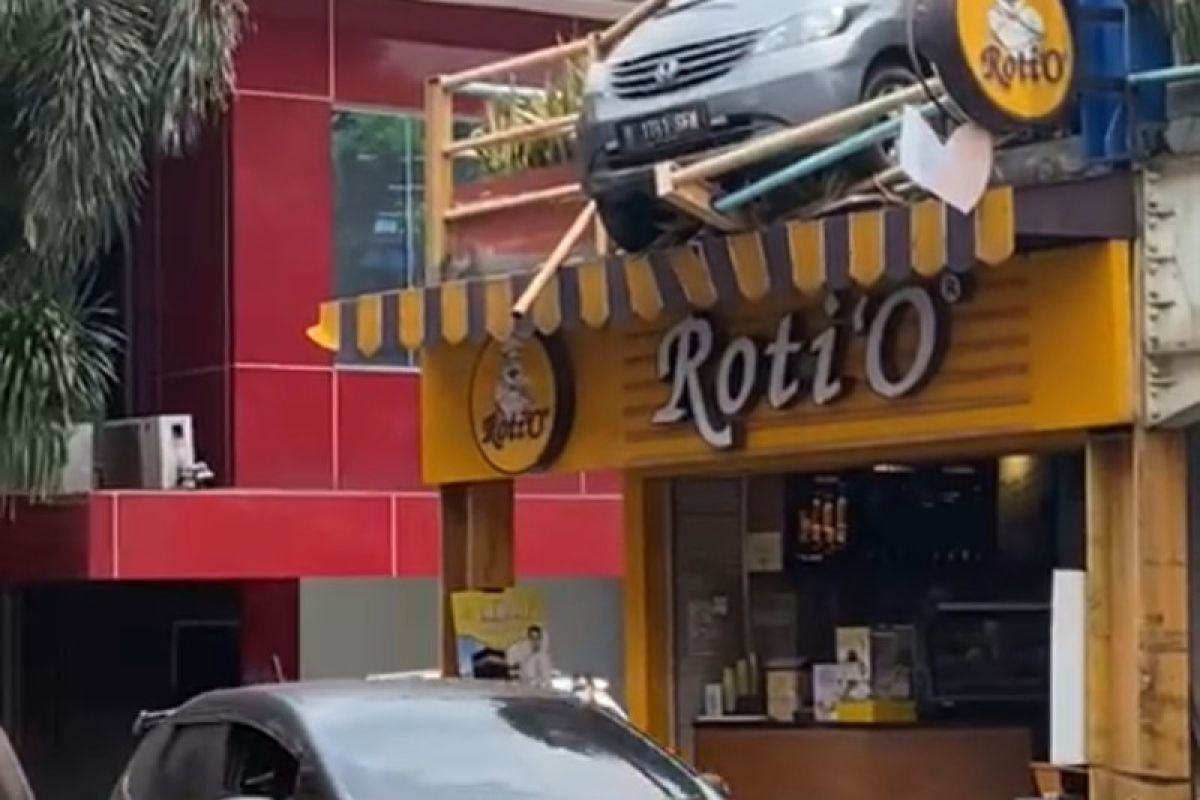 Sebuah mobil nyaris terjun dari lantai dua gedung parkir RS Polri