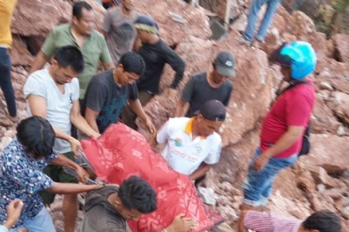Dua pekerja dilaporkan meninggal akibat tertimbun longsoran batu galian C di Aceh Besar
